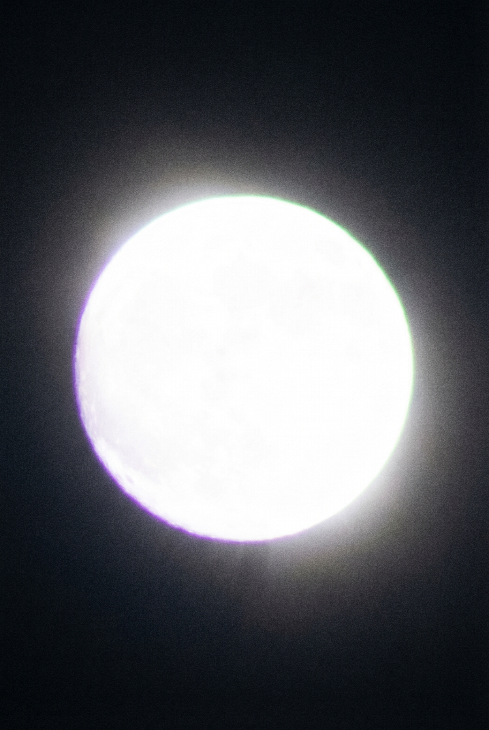 Exemple d'une lune surexposée et floue sans détails de cratères, illustrant une erreur classique quand on apprend comment photographier la lune.