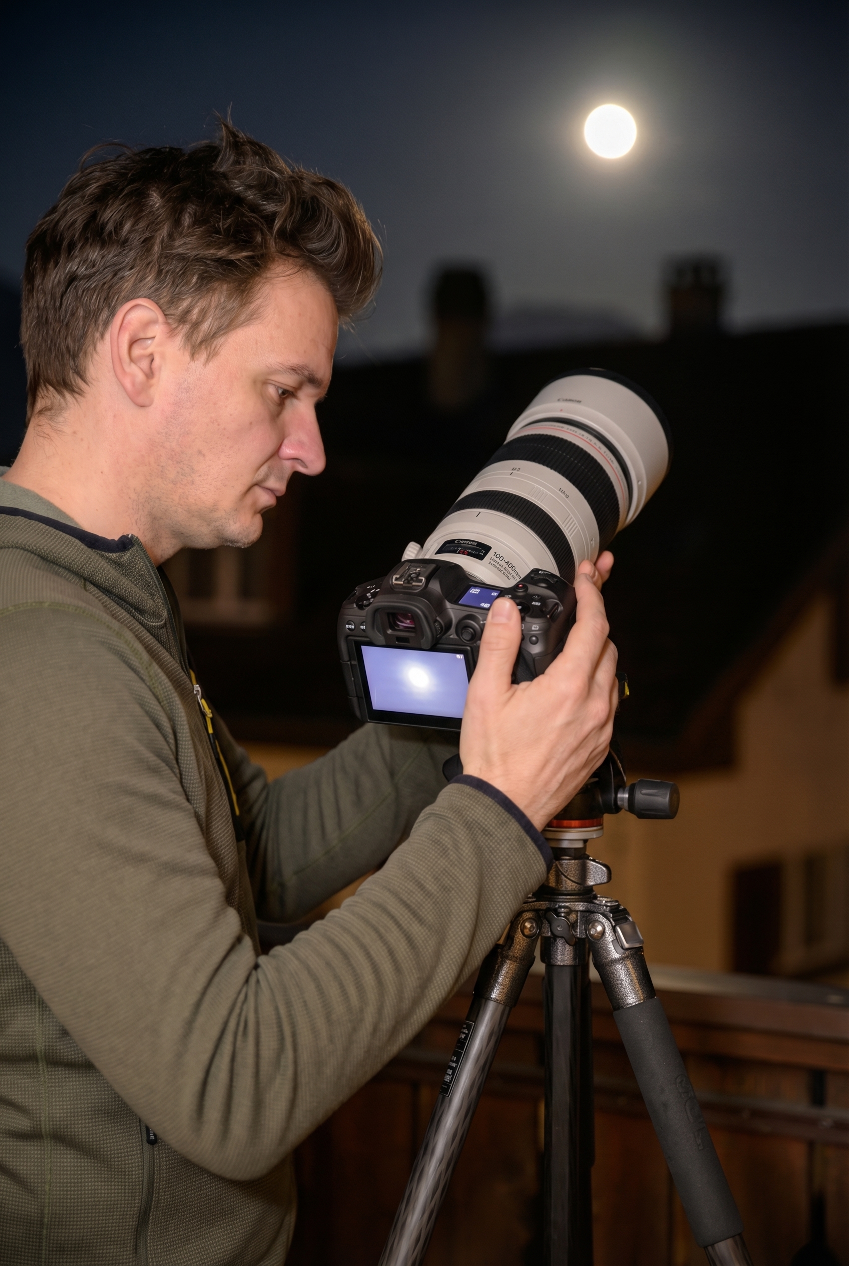 Photographe sur une terrasse de nuit ajustant les réglages d'un reflex avec téléobjectif sur trépied pour apprendre comment photographier la lune.