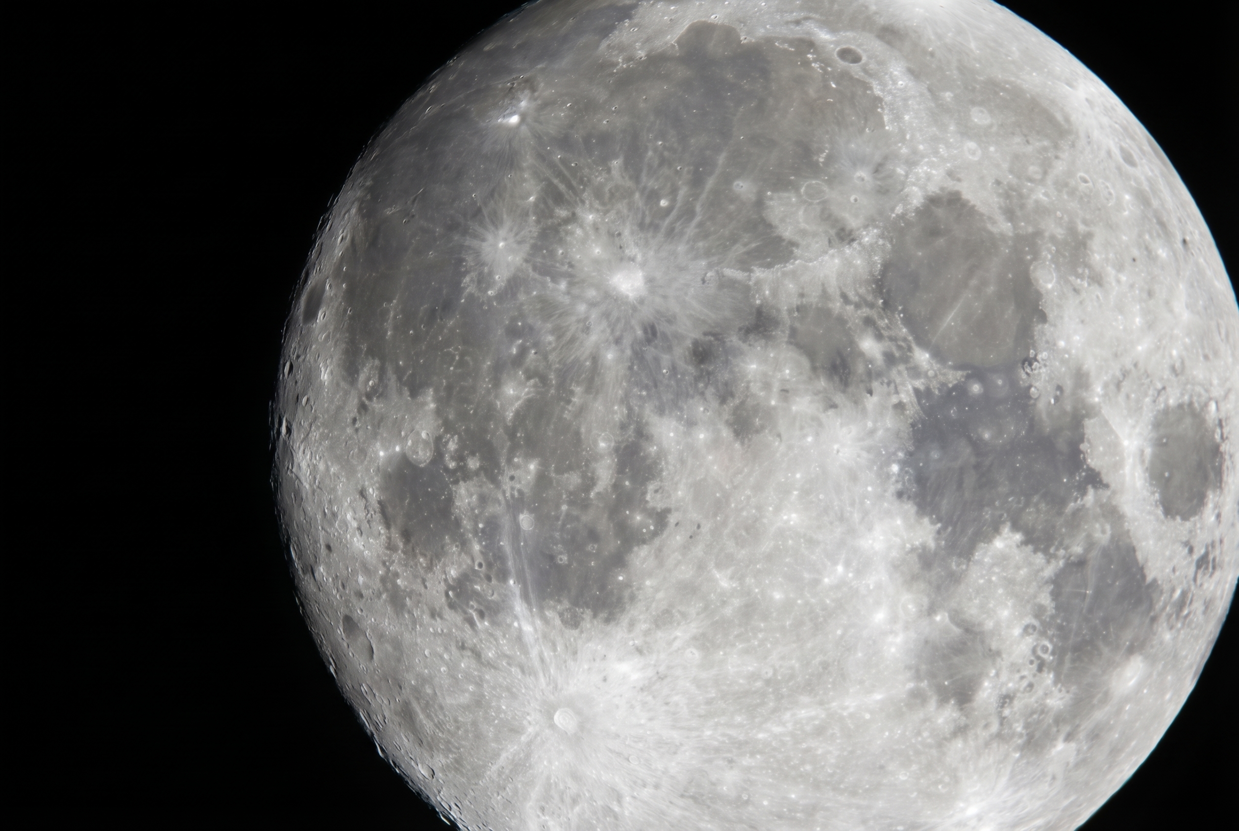 Gros plan d'une pleine lune montrant les cratères Tycho et Copernic, illustrant comment photographier la lune avec netteté.