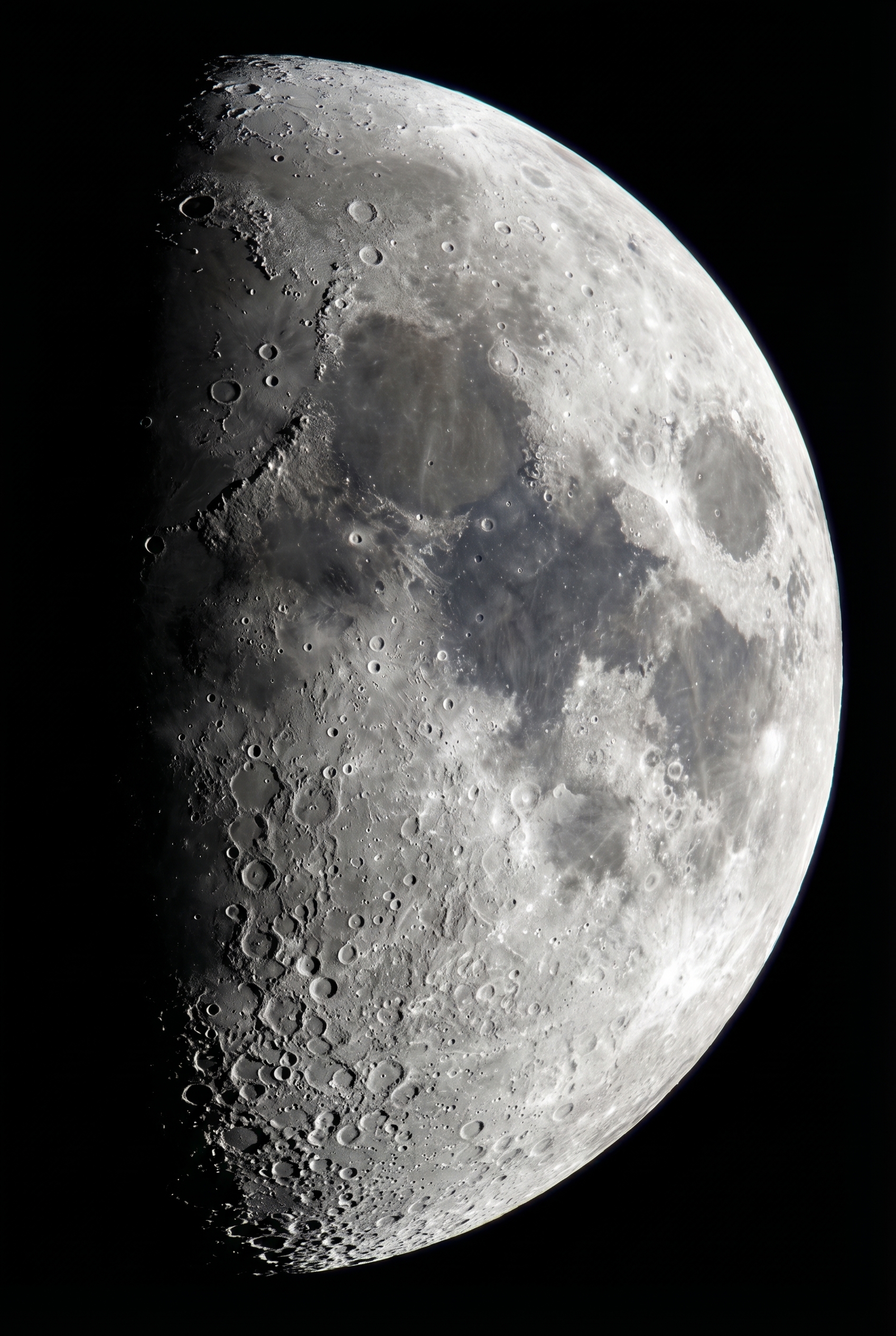 Gros plan détaillé de la lune en premier quartier montrant les cratères et les ombres pour apprendre comment photographier la lune.