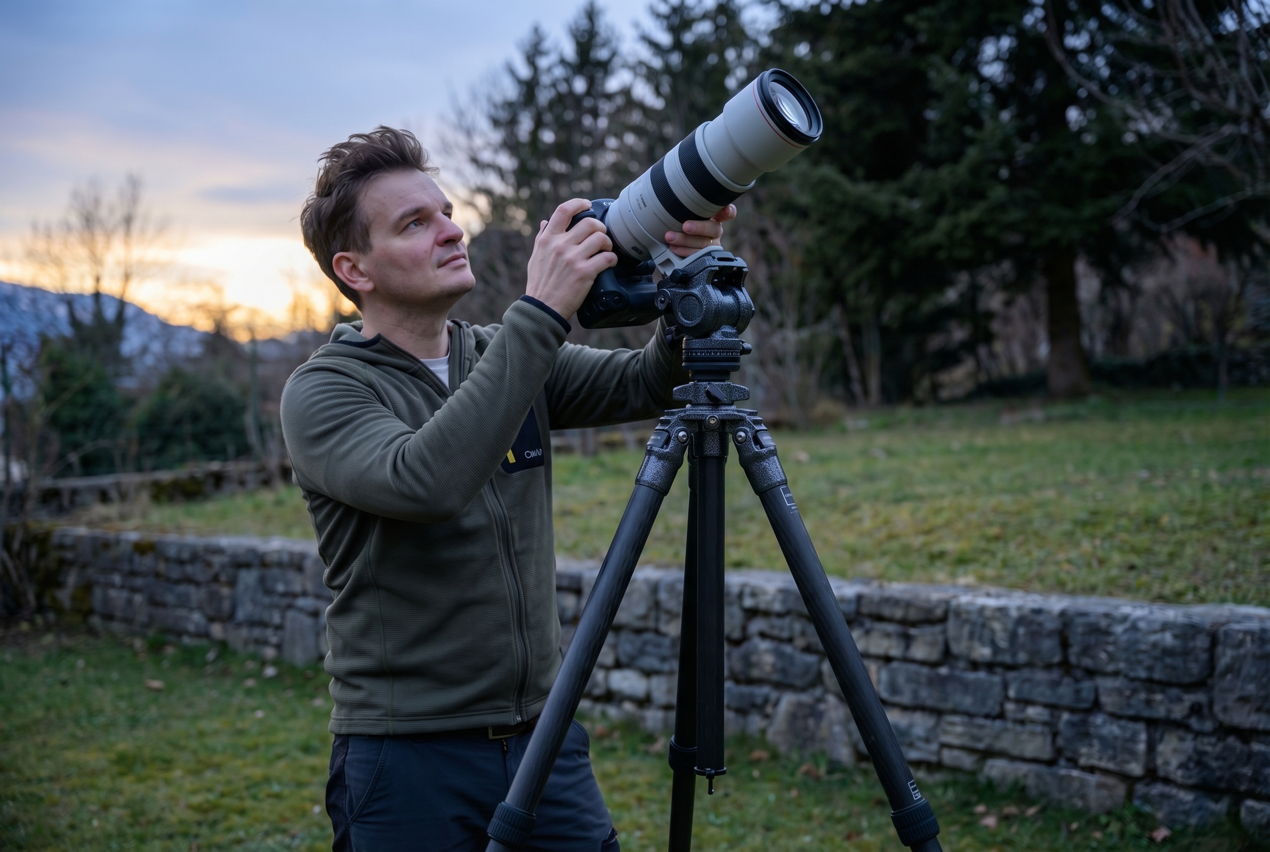 Photographe installant un téléobjectif sur un trépied stable pour apprendre comment photographier la lune avec netteté.