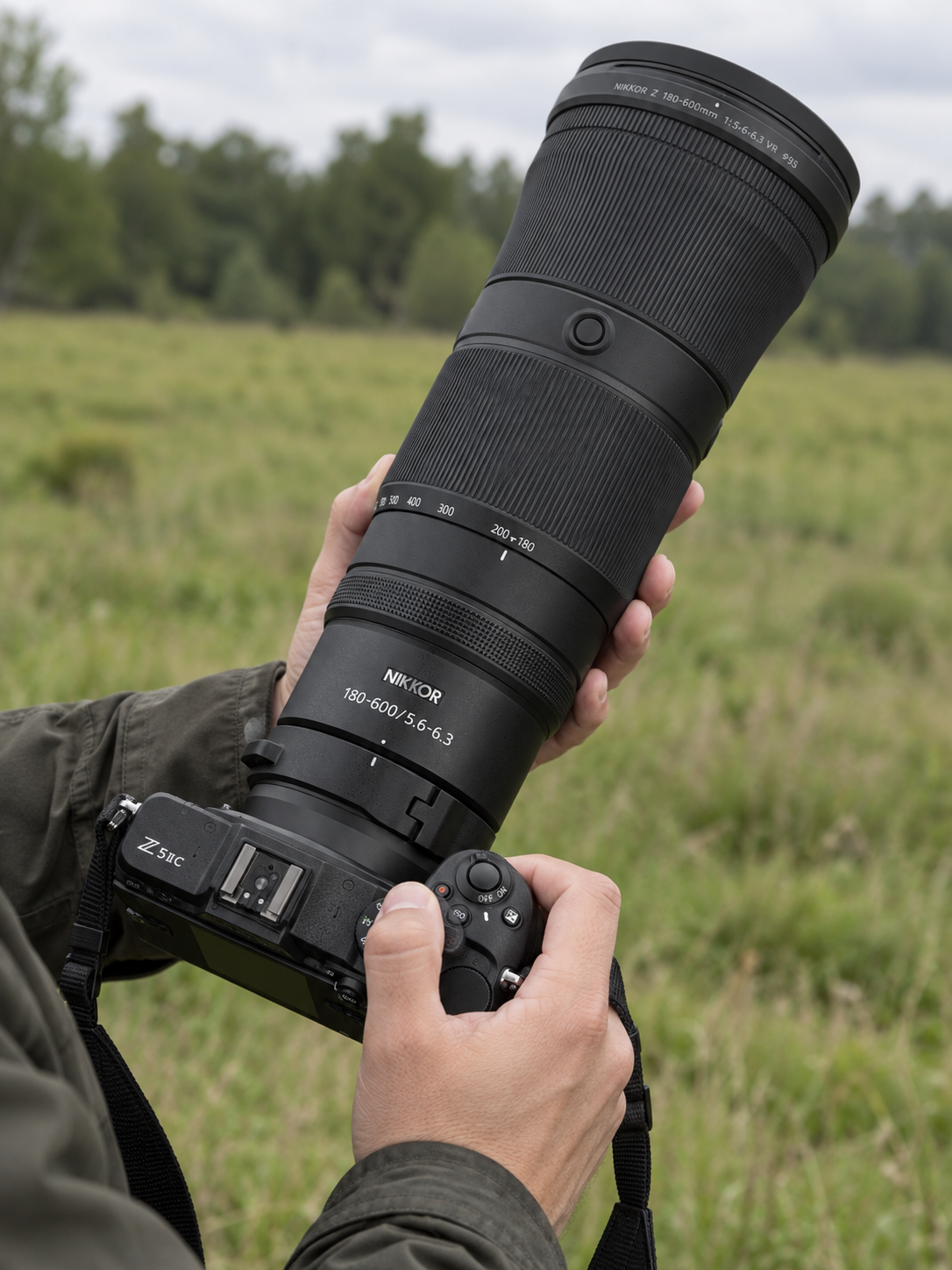 Appareil hybride Nikon Z5 II C équipé d'un téléobjectif sur un monopode en carbone dans une forêt en automne pour un test terrain.