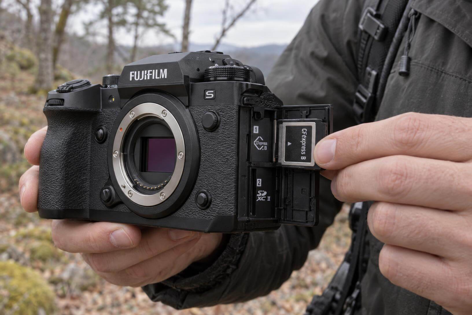 Gros plan sur le double emplacement de carte mémoire (CFexpress Type B et SD) du Fujifilm X-H2S lors d'un test terrain en forêt.
